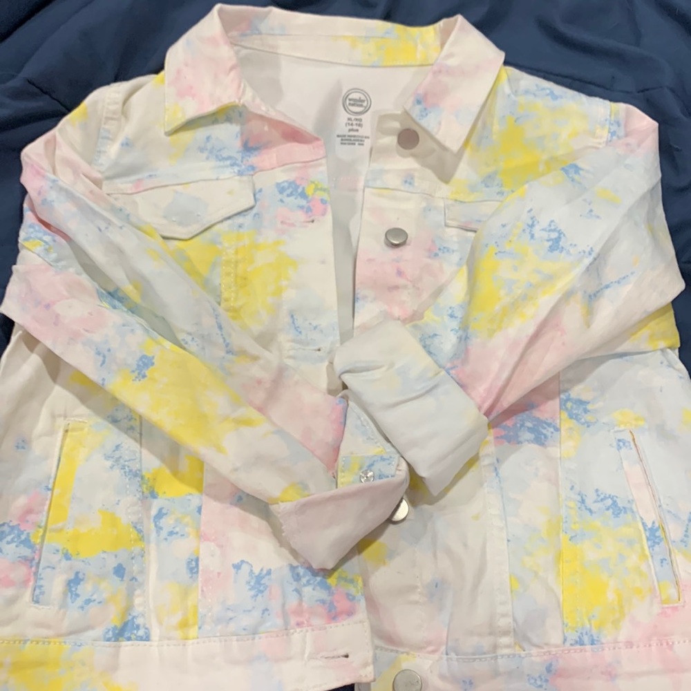 In great condition girls XL 14-16 tie die jean jacket. Very cute.